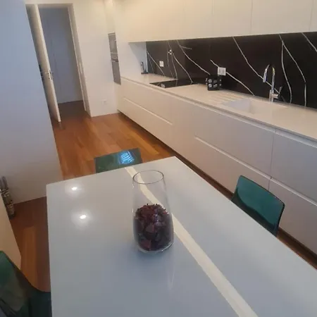 Luxury River View 3br With Pool By Airport Διαμέρισμα