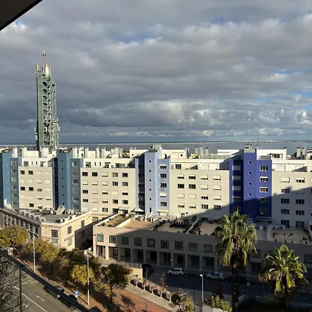 Luxury River View 3br With Pool By Airport *