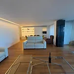 Apartament Luxury River View 3br With Pool By Airport
